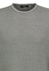 Grauer Strickpullover mit einem strukturierten Muster und horizontalen Streifen, runder Ausschnitt und Etikett mit der Aufschrift "Sublevel, Größe M."