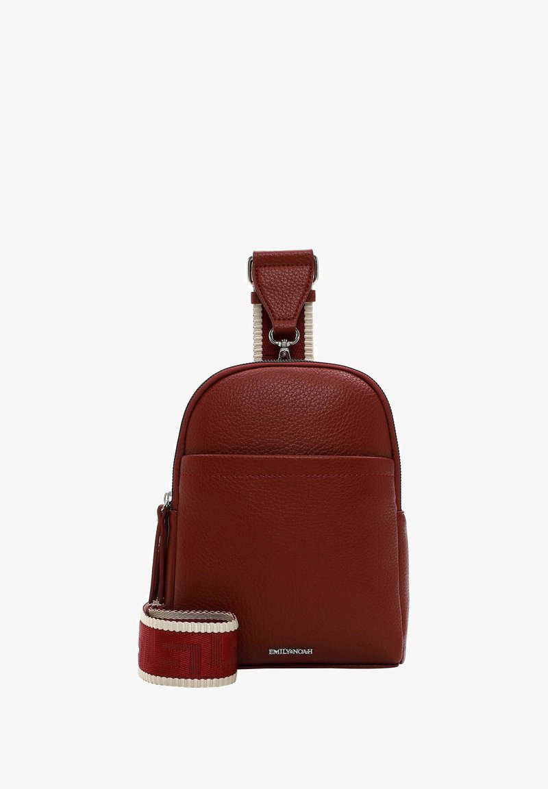 Roter Leder-Rucksack mit strukturiertem Finish, vorderer Reißverschlusstasche und verstellbarem Gurt mit einem gewebten Muster in Rot und Creme.
