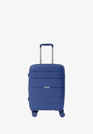 Valigia rigida blu con linee orizzontali texturizzate, manico telescopico, quattro ruote e una placca con logo argentato sulla parte frontale.