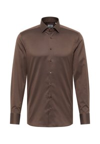 Langärmliges braunes Hemd mit dezentem geometrischem Muster, Button-Down-Kragen und braunen Knöpfen, aus glattem Stoff mit einer knackigen Textur.