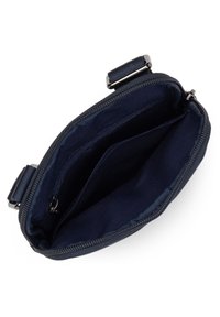 Marineblauwe stoffen zak met ritssluiting, met twee binnencompartimenten en een gladde textuur. Duurzame stiksels en hardware-accenten zichtbaar.