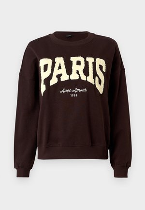 Sudadera de cuello redondo marrón oscuro con grandes letras texturizadas "PARÍS" y un texto más pequeño "Avec Amour 1986" debajo del pecho.