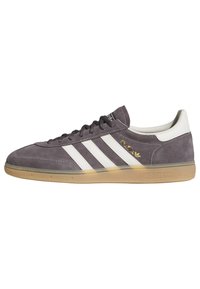 Ei valittu, grey strata off white gum