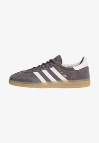 Ei valittu, grey strata off white gum