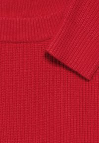 Roter gestrickter Pulloverstoff mit geripptem Muster, ausgestattet mit Rundhalsausschnitt und kurzen Ärmeln. Das Material wirkt weich und warm.