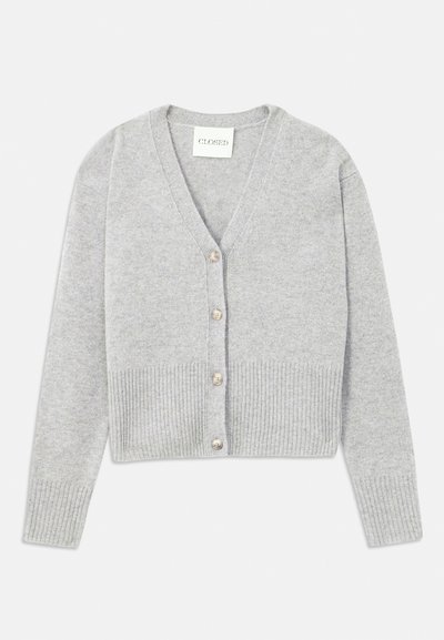 Pilkos vilnos mišinio kardiganas su V formos iškirpte, ilgomis rankovėmis, raukšlėtu apačiu ir penkiomis apvaliomis mygtukais priekyje. Minkšta tekstūra, klasikinis dizainas.