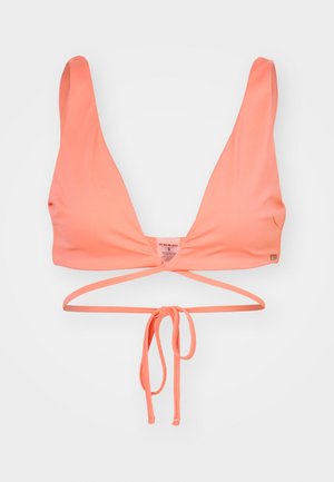 Koralfarvet bikini top med en dyb V-udskæring, lavet af glat stof. Har justerbare snore bagpå og et minimalistisk brandingdetalje.