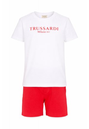 Biały T-shirt z krótkim rękawem z czerwonym napisem "TRUSSARDI Milano 1911" w połączeniu z jednokolorowymi czerwonymi szortami.