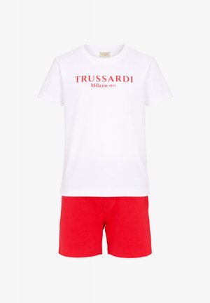 T-shirt blanc à manches courtes avec le texte rouge "TRUSSARDI Milano 1911" associé à un short rouge uni.