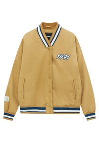 Beżowa kurtka varsity z zatrzaskami, niebiesko-białe paski przy kołnierzu i mankietach, kieszenie z przodu oraz haft "1991" na klatce piersiowej.