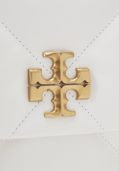 Tory Burch KIRA QUILT CONVERTIBLE SHOULDER BAG - Geantă de mână - blanc