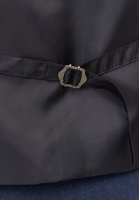 Crna najlon torba s glatkom teksturom, sadrži srebrnu metalnu kopču i crnu naramenicu. Tkanina ima suptilan rebrasti uzorak.