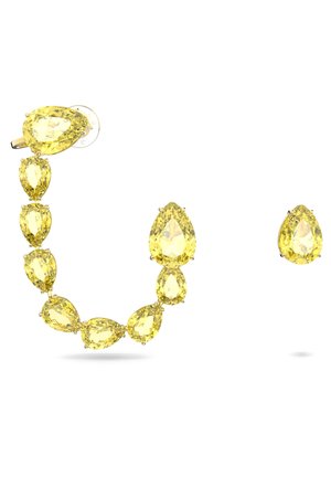 Oorklem met gele edelstenen met meerdere druppelvormige stenen en een bijpassende druppelvormige oorstud op een witte achtergrond.