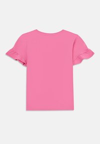 Rosa kortermet t-skjorte med ruffle-detaljer på ermene, laget av et glatt stoff med rund hals og ensfarget design.
