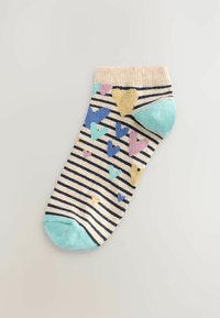 Calcetín de tobillo colorido con patrones de corazones azules, rosas y dorados sobre un fondo rayado en crema y azul marino, con un talón verde menta.