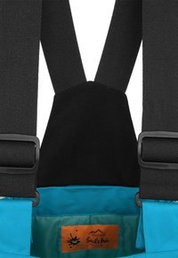 Blauer und schwarzer Rucksack mit verstellbaren Trägern. Verfügt über einen schwarzen Stoffpatch oben, Metallbeschläge und ein hellbraunes Etikett innen.