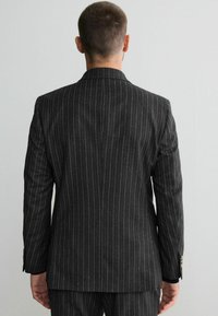 Grijze gestreepte colbert met een op maat gemaakt ontwerp, voorzien van een geknopt kraag, lange mouwen en subtiele textuurstof. Achteraanzicht weergegeven.