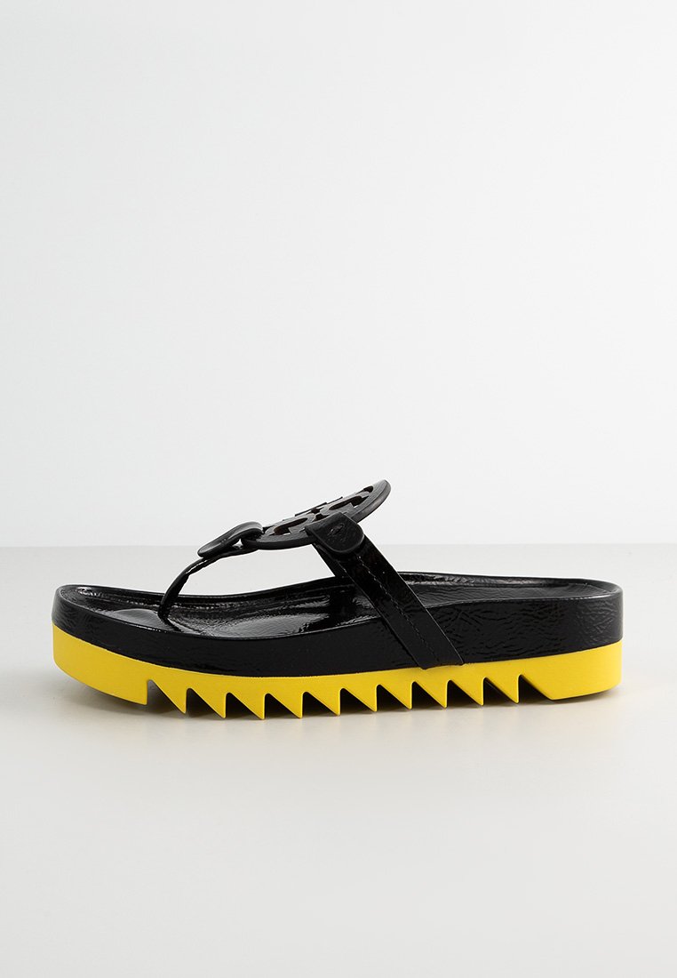 Sandale cu baretă între degete