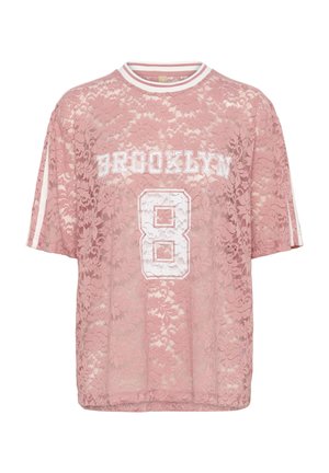Růžový krajkový top s krátkým rukávem a bílými pruhy na rukávech, text "BROOKLYN" a číslo 8 vytištěné na přední straně.