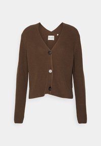 Brązowy sweter kardigan z dekoltem w serek, długimi rękawami i trzema czarnymi guzikami z przodu. Tkanina o teksturowanej strukturze z krótkim fasonem.