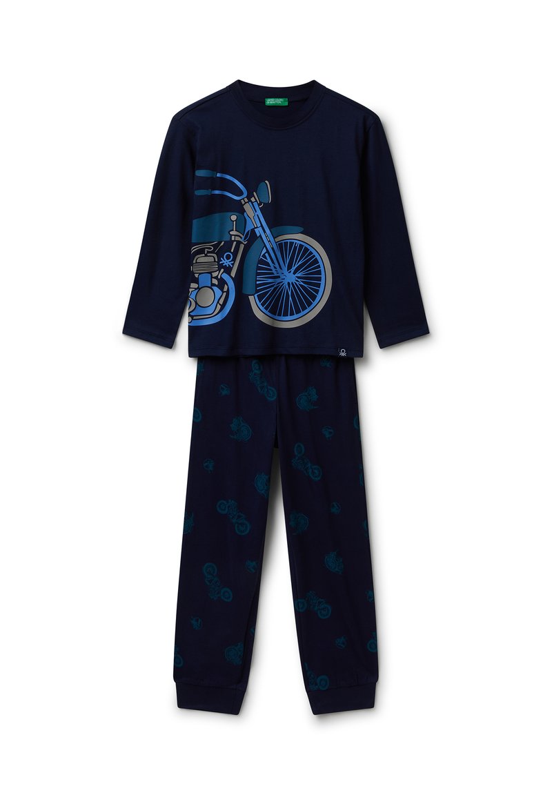 Conjunto de pijama de dos piezas en azul marino que incluye una camiseta de manga larga con un gráfico de motocicleta y pantalones a juego con patrones repetidos de motocicletas.