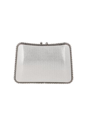 Pieni suorakulmainen hopeinen clutch-laukku, jossa on teksturoitu pinta ja pyöristetyt kulmat, kehystetty koristeellisella hopeaketjulla ja lukolla.