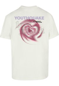 Bela bomba majica iz bombaža s kratkimi rokavi, ki na hrbtu vsebuje rožnato in srebrno grafično besedilo z napisom "YOUTHQUAKE" in "LET'S SHAKE UP THE SYSTEM."