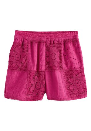 Lyserøde bomuldsshorts med elastisk taljebånd og patchwork blomstermønstre på forpanelerne.