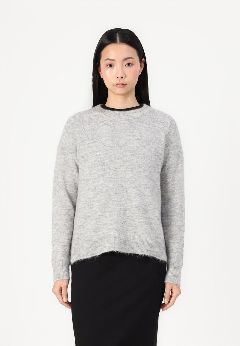 Lichtgrijze, gebreide sweater met een ronde halslijn, lange mouwen en een iets verkorte zoom. Zachte textuur, minimalistisch ontwerp, geen patronen.