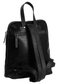 Zaino in pelle nera con manico superiore e spallacci regolabili. Presenta una tasca frontale con zip e una superficie liscia con un design minimalista.