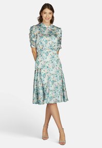 Florales Midikleid aus hellblauem Stoff, mit Puffärmeln, tailliertem Schnitt und einem ausgestellten Rock mit einem pastellfarbenen Blumenmuster.