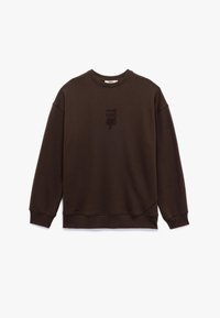 Sudadera de cuello redondo marrón, hecha de tejido suave. Presenta un diseño en relieve "FROM 1980 nyc" en el pecho y puños y dobladillo acanalados.