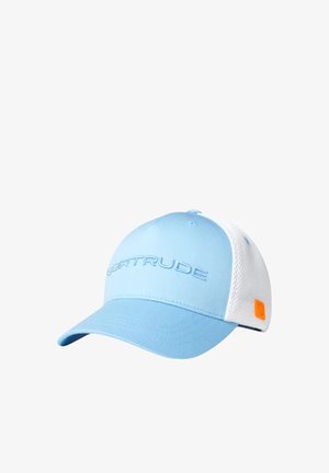 Casquette de baseball bleu clair avec dos en mesh blanc et "GERTRUDE" brodé en bleu sur le devant, avec une étiquette orange sur le côté.
