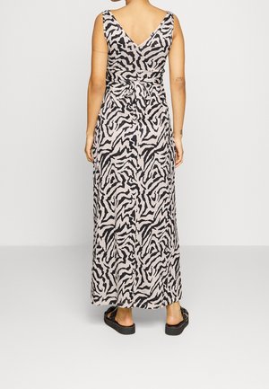 Robe maxi avec un col en V, présentant un imprimé zèbre noir et beige, nouée à la taille, avec une coupe décontractée et une texture douce.