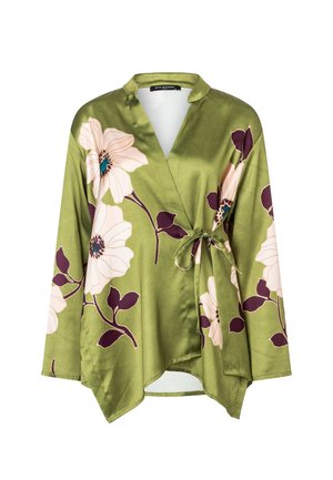 Grüne Satin-Wickelbluse mit großem weißem und lila Blumenmuster, Taillendetail mit Bindeband, langen Ärmeln und V-Ausschnitt.