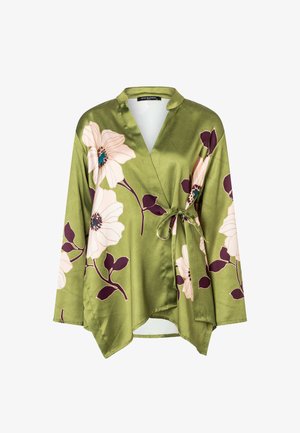 Grüne Satin-Wickelbluse mit großem weißem und lila Blumenmuster, Taillendetail mit Bindeband, langen Ärmeln und V-Ausschnitt.