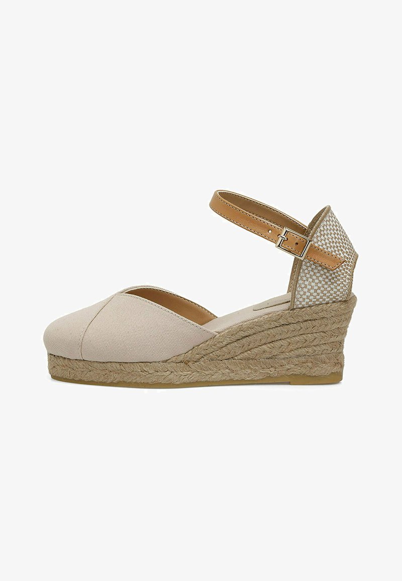 Beige kanva wedge sandal dengan tali pergelangan kaki, midsole jute yang dianyam, dan detail tumit yang tekstur. Desain ujung bulat. Penutupan dengan gesper yang dapat disesuaikan.