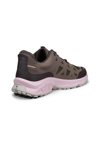 Chaussure de trail running en mesh marron et noir avec semelle rose vue de l'arrière sur fond blanc.