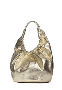 Borsa a mano metallica oro con design arricciato, texture morbida e una maniglia tondeggiante singola. Caratterizzata da una finitura lucida e una forma informale.