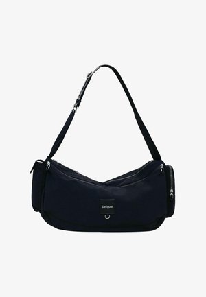 Sort skuldertaske med en buet form, der har sølvfarvede lynlåse, en aftagelig rem og et lille logo-patch på fronten. Struktureret stof.