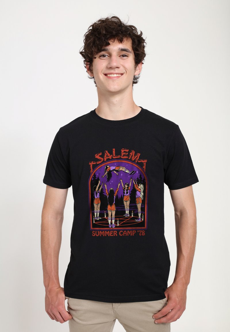 Černé bavlněné tričko s barevným grafickým designem postav na táboře, na fialovém pozadí, označené "Salem Summer Camp '78."
