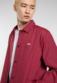 Dickies OAKPORT COACH - Summer jacket - tibetan red