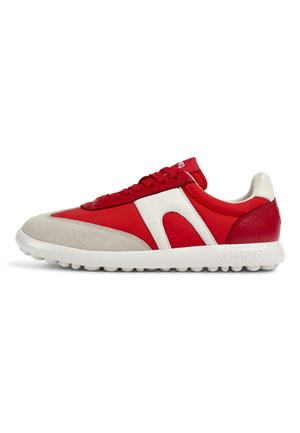 Scarpa da ginnastica rossa e bianca con tomaia in suede e pelle, punta arrotondata, suola in gomma con battistrada prominente e design con lacci.