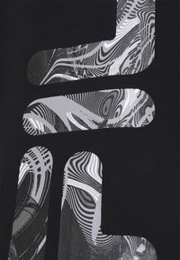 T-shirt nera con un grande design grafico astratto in grigio e bianco. Il motivo include linee e forme a spirale, conferendo un aspetto testurizzato.