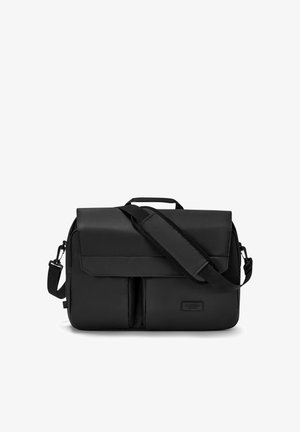 Čierna obdĺžniková taška messenger s polstrovaným ramenným popruhom, dvoma prednými vreckami, hornou rukoväťou a klopou na zapínanie.
