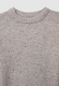 Pull en maille gris clair avec un col rond côtelé. Présente de petites touches multicolores tout au long, tissu texturé avec une finition douce.