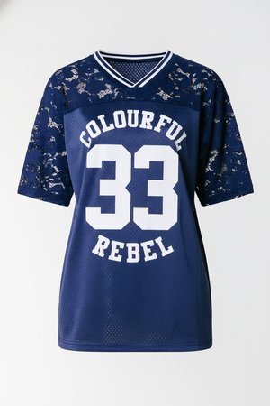 Tamsiai mėlynas akių tinklo marškinėlis su nėrinių rankovėmis, priekyje baltomis raidėmis užrašyta „COLOURFUL REBEL“ ir skaičius „33“.