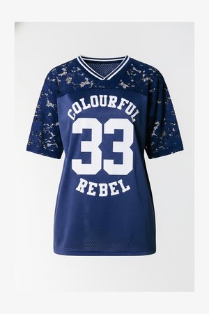 Marineblå mesh-trøje med blonder på ærmerne, med teksten "COLOURFUL REBEL" og nummeret "33" i hvid på forsiden.