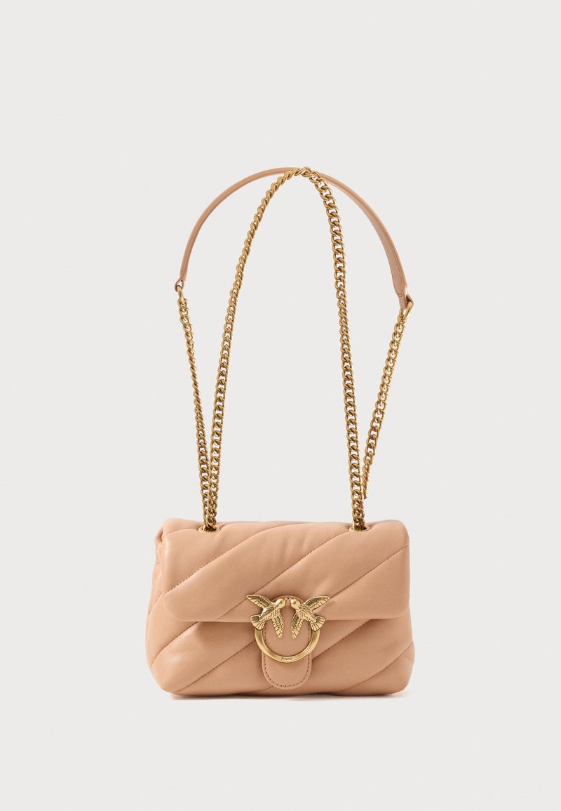Bolsa de mão em pele bege acolchoada com uma corrente em ouro e alça de couro. Apresenta um detalhe em hardware dourado circular com acentos decorativos.