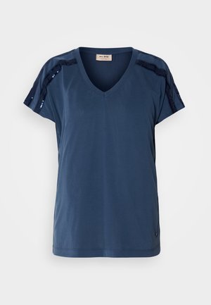 Kék színű, rövid ujjú póló, V-nyakkal és strasszos díszítéssel a vállpaneleknél. Puha anyag, laza fazonú, oldalsó hasítékokkal.